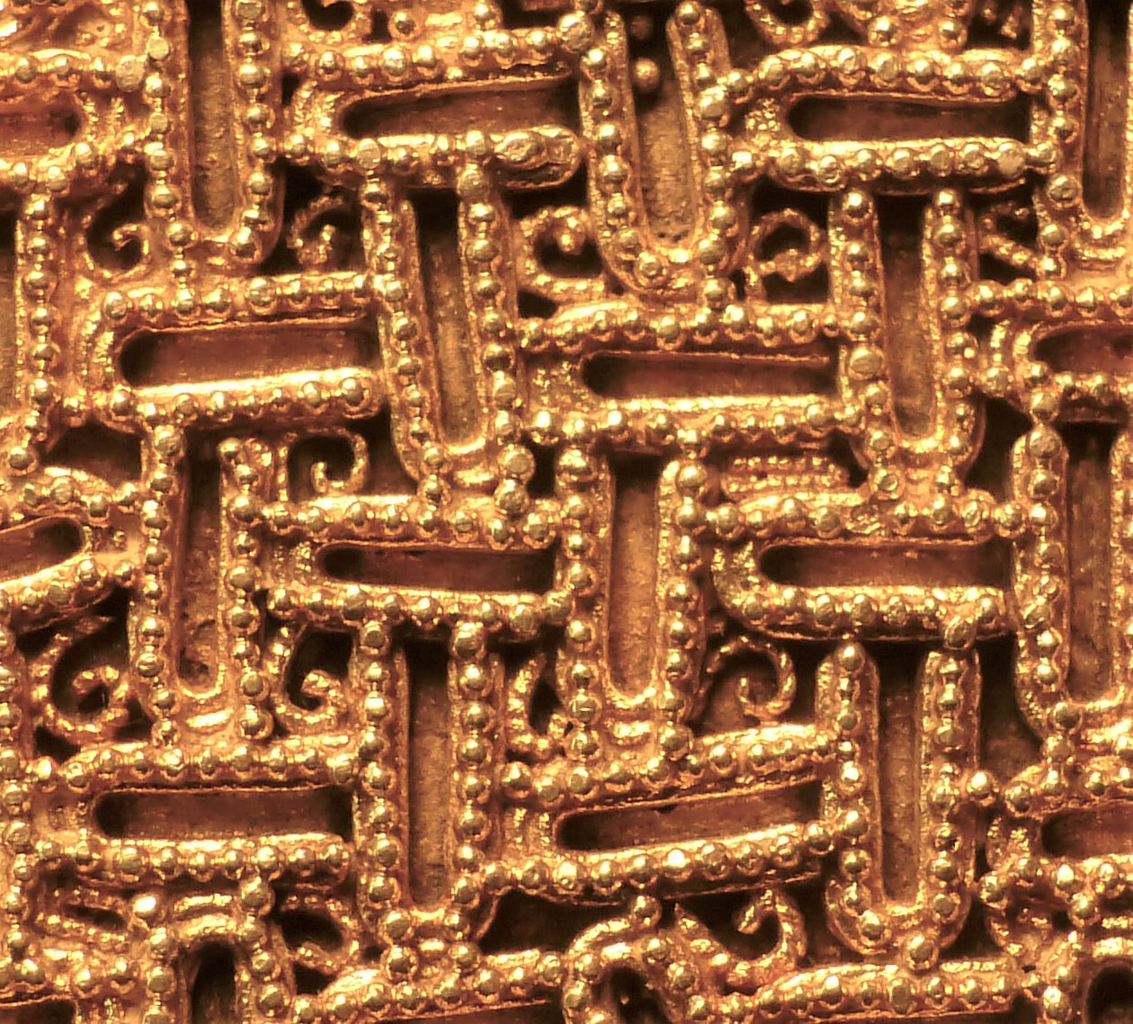 Trier casket, c. 3 cm detail of large medallion on front. Granulation sits on two parallel wires, comparable to a marble run.